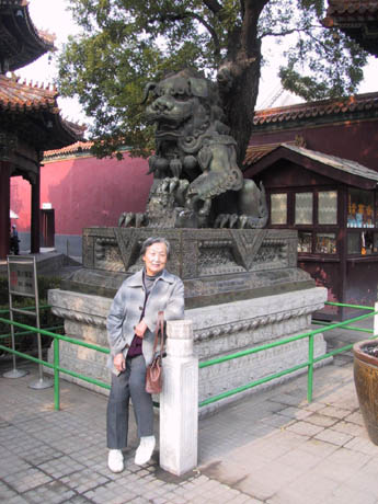 LamaTemple_GuardingLion